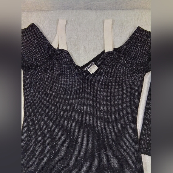 Venus Cold Shoulder Top SIZE MEDIUM LIKE NEW - Picture 2 of 4